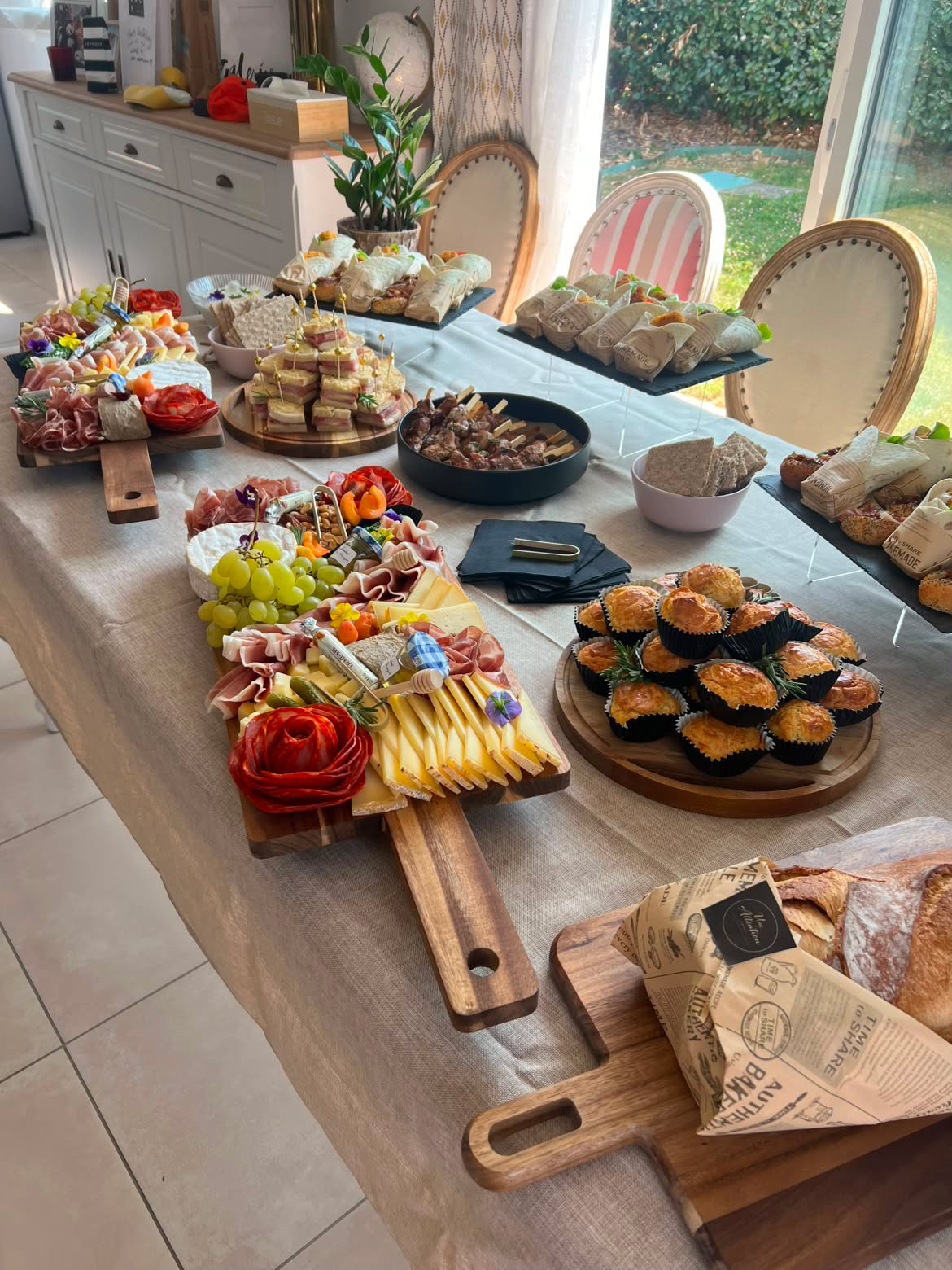 Buffet de réception Une Attention dressé pour un événement en Normandie